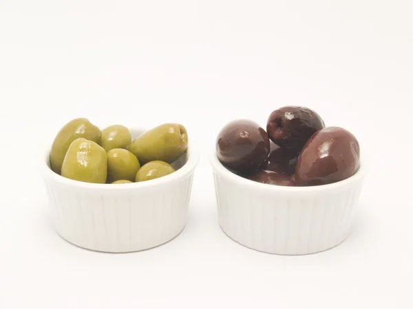 Черные и зеленые оливки — стоковое фото