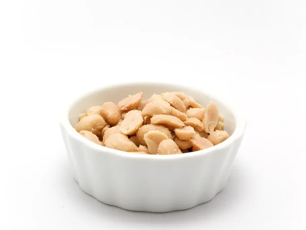 Очищенный и соленый арахис — стоковое фото