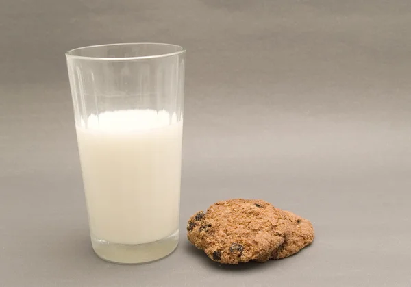 Склянка молока і печива — стокове фото