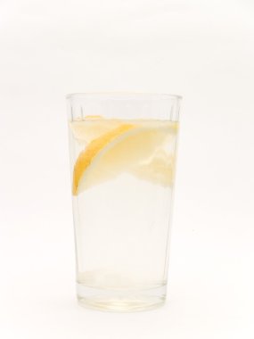 Bir bardak su ve limon.