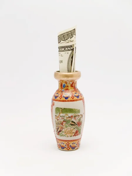 Китайская ваза и доллары — стоковое фото