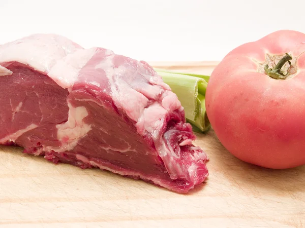 Nyers hús zöldségekkel — Stock Fotó