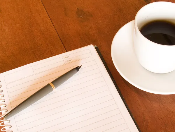 Cuaderno, pluma y taza de café —  Fotos de Stock