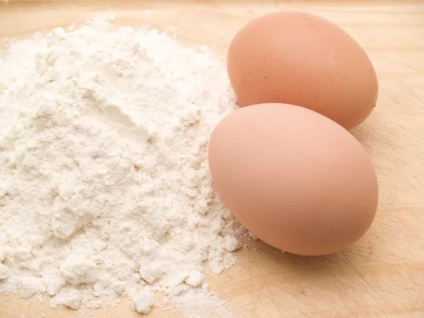 Eier und Mehl — Stockfoto