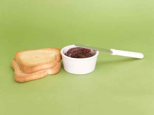 Mermelada, tostadas y cuchillo —  Fotos de Stock
