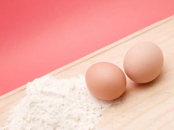 鸡蛋和面粉 — 图库照片
