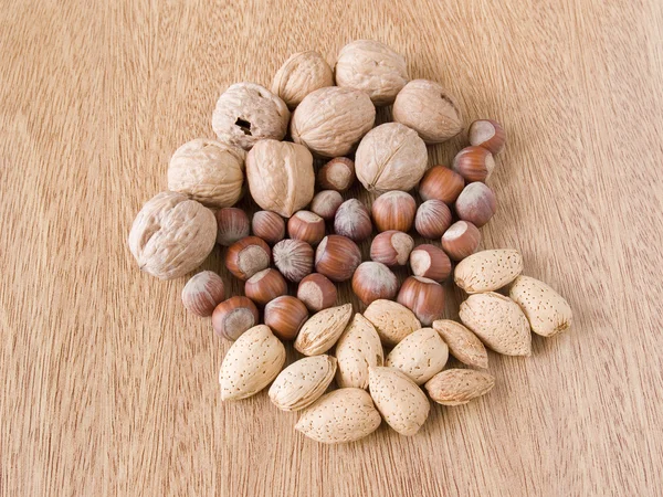 Nötter, hasselnötter och mandlar — Stockfoto