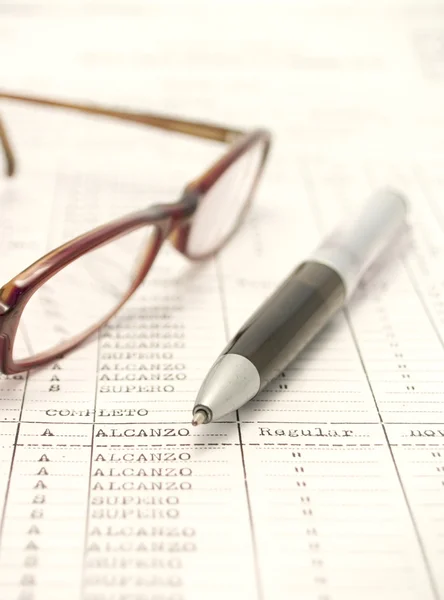 Arkusz kalkulacyjny, pióro i okulary — Zdjęcie stockowe