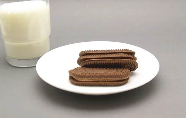 Vaso de leche con galletas de chocolate — Foto de Stock