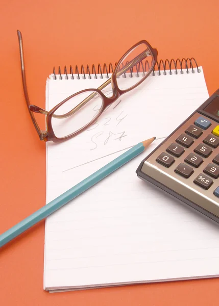Kalkulator, okulary i ołówek — Zdjęcie stockowe