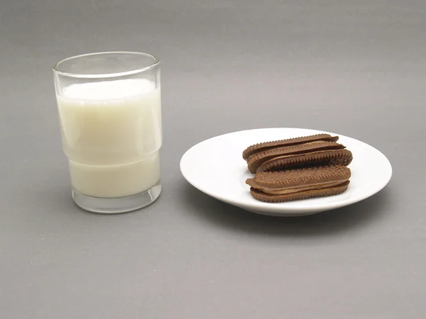 Glas mjölk med choklad kex — Stockfoto