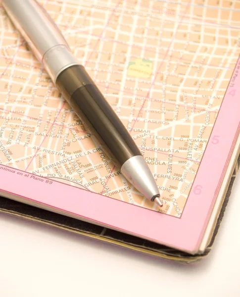 城市地图和一支笔 — 图库照片