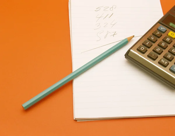 Kalkulačka, sklenice a tužka — Stock fotografie