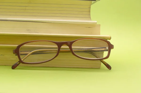 Brille und Bücher — Stockfoto