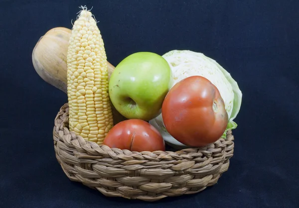 Корзина фруктов и овощей — стоковое фото
