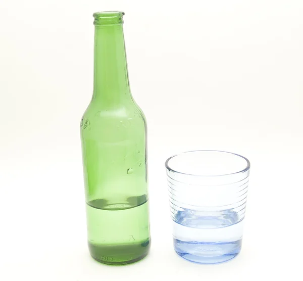 Butelka i szklanka wody — Zdjęcie stockowe