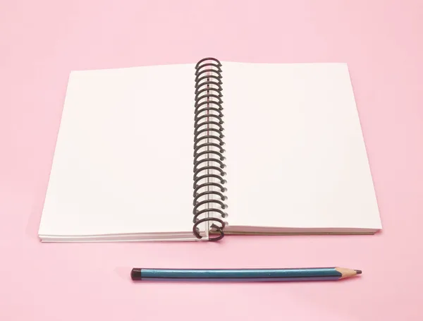 Jegyzetfüzet és ceruza — Stock Fotó