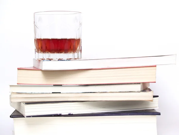 Un vaso de whisky en los libros — Foto de Stock