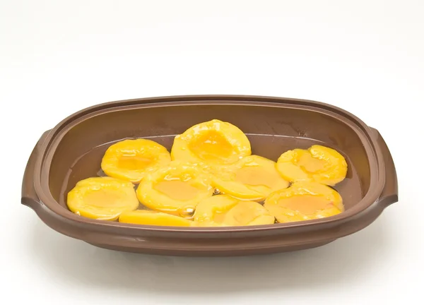 糖浆中的桃子 — 图库照片