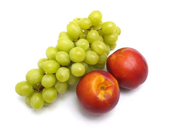 Groene druiven en perziken — Stockfoto