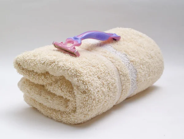 Towel with razor — Stock Photo, Image