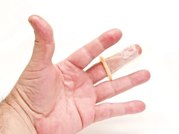 Condón en la mano con el dedo — Foto de Stock