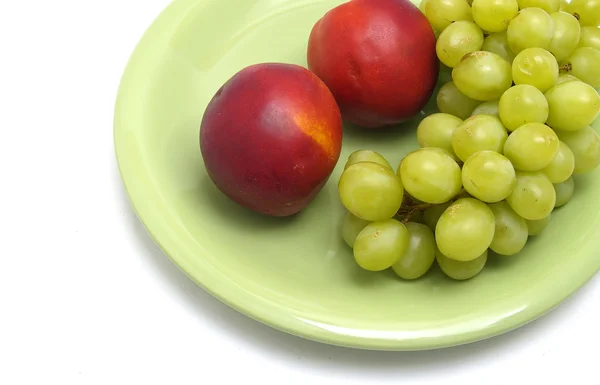 Zielony winogron i brzoskwinie — Zdjęcie stockowe