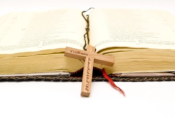 Kříž a Bibli — Stock fotografie