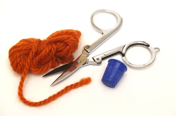 Wool and scissors — Stock Photo, Image