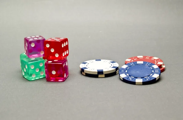 Dobbelstenen en casino chips — Stockfoto