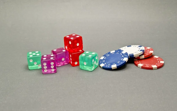 サイコロとカジノのチップ — ストック写真