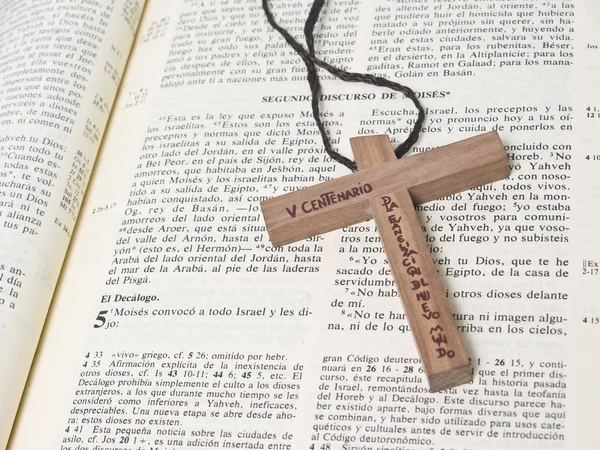 Biblia con cruz —  Fotos de Stock
