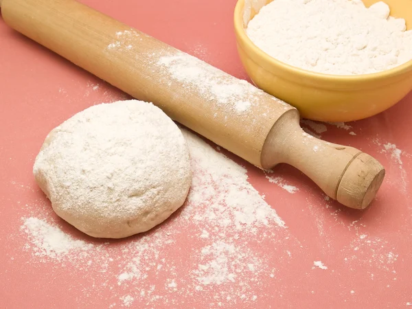 Dough with rolling pin — Stock Photo, Image