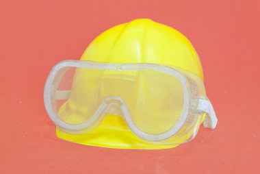 Sarı kask ile koruyucu gözlük