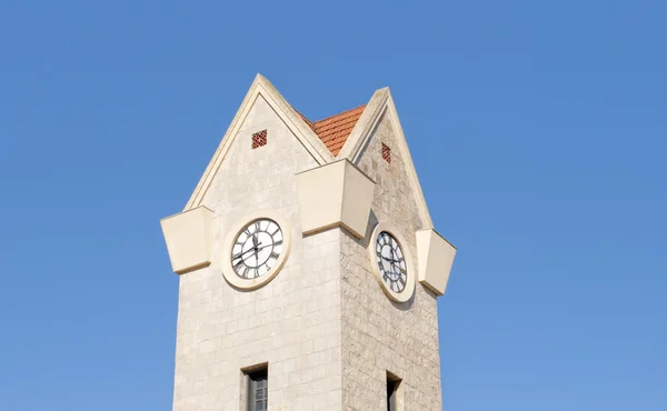 Saat Kulesi ile bina — Stok fotoğraf