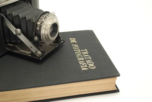 Старая фотокамера на книге — стоковое фото