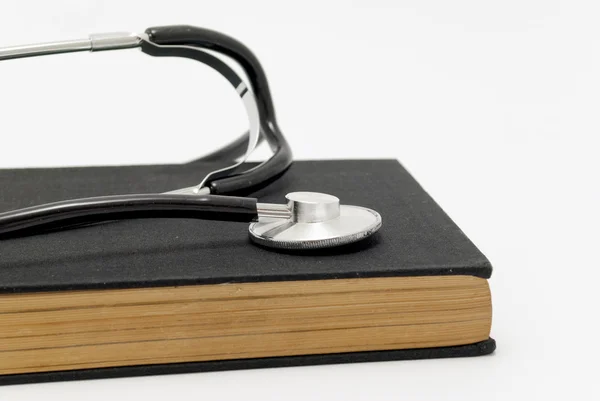 Stetoskop nad książki — Zdjęcie stockowe