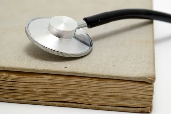 Stethoscoop over boek — Stockfoto