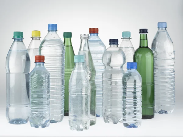 Verschiedene Mineralwasser-Flaschen — Stockfoto