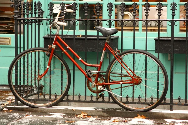 Bicicleta roja en Nueva York — Foto de Stock