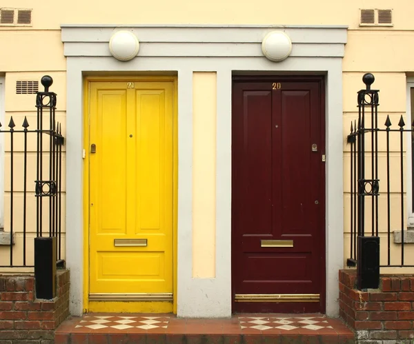 Irské dveře červené a žluté Stock Snímky