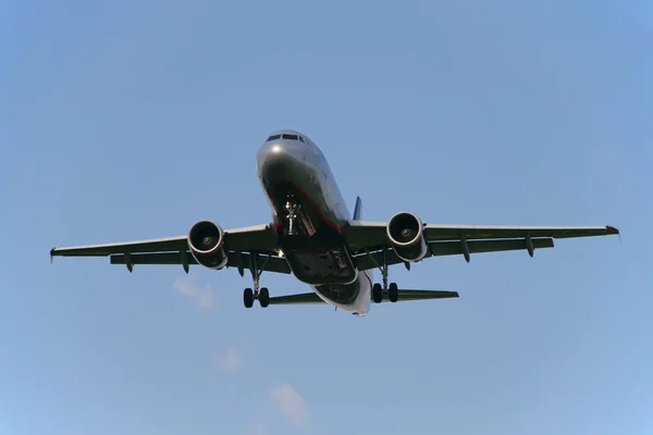 Avião voando no céu Fotografias De Stock Royalty-Free