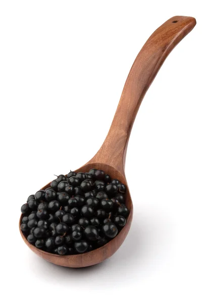 Μαύρη σταφίδα σε ένα ξύλινο κουτάλι — Φωτογραφία Αρχείου