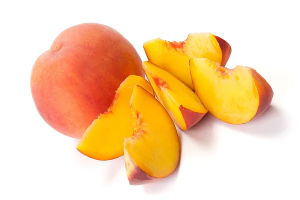 En persika och segment — Stockfoto
