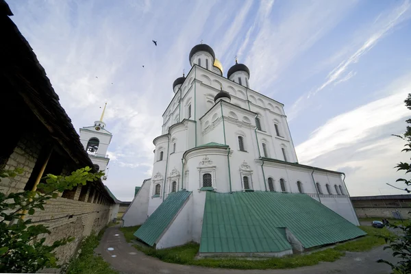 Вид на Троицкий собор и Псковский кремль — стоковое фото