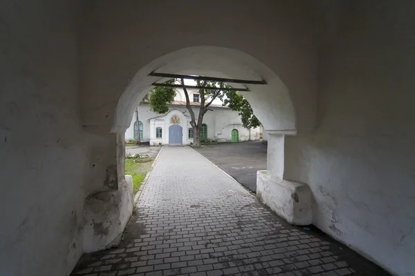 Vista desde el túnel de la puerta a la corte de la iglesia en Pskov, Rusia —  Fotos de Stock