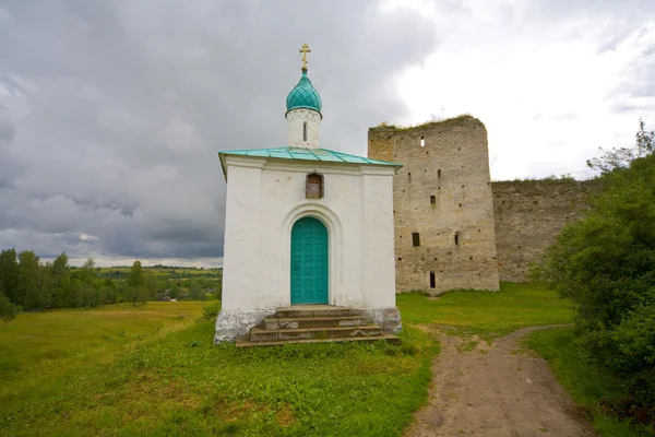 Vecchia cappella vicino alle rovine di Izborsk, regione di Pskov, Russia . Fotografia Stock