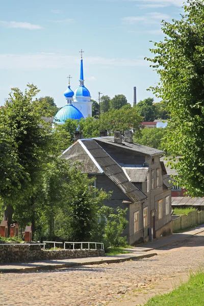 Widok ze wzgórza na ortodox kościoła w ludza. Łotwa — Zdjęcie stockowe