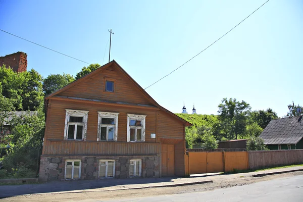 Старий будинок на вулиці в Людза.Латвія — стокове фото