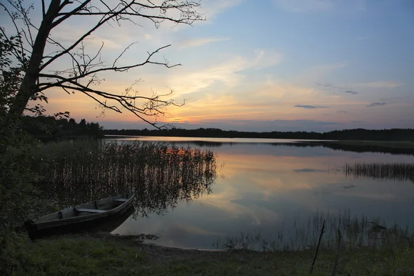 Crépuscule sur le lac — Photo